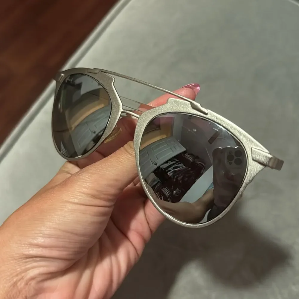 Stylish Metallic Sunglasses EXCELLENT CONDITION Dark Frames Womens Glasses